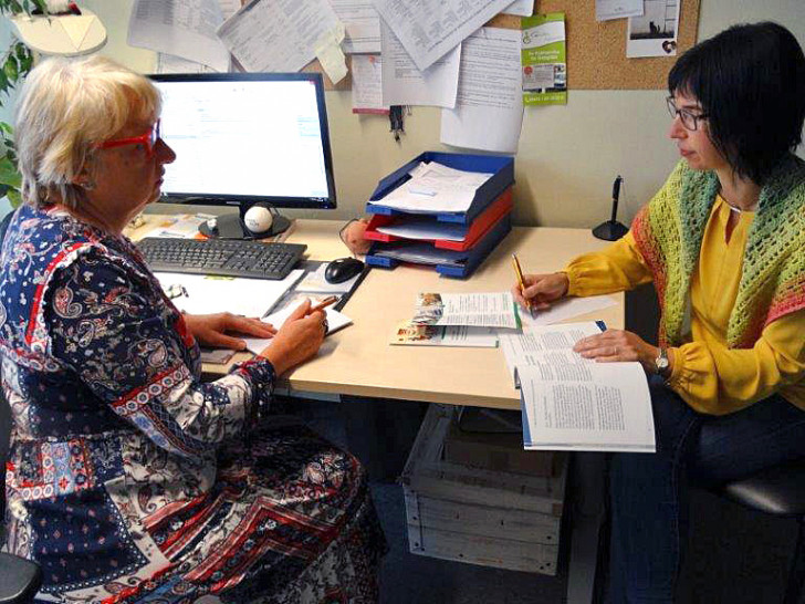 Das vor Corona erstellte Foto stellt ein Beratungsgespräch nach: Susi Kühnert, Pflegeberaterin im Pflegestützpunkt (links) im Gespräch mit Manuela Lehrke.