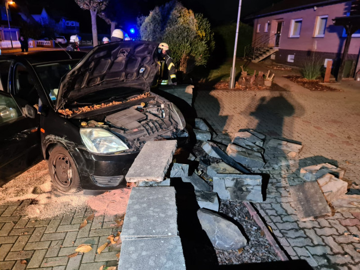 Ein Auto fuhr am Freitagabend in die Grundstücksmauer eines Wohnhauses.