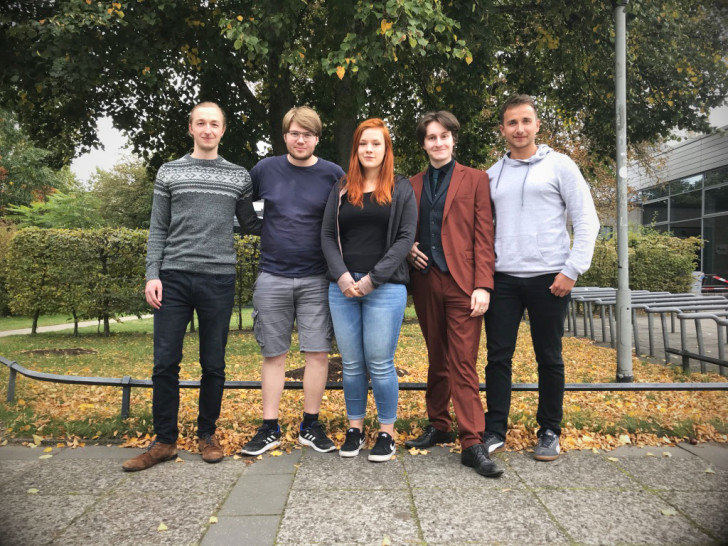 (Von links nach rechts) Johannes Ruthman (Informatik) Niklas Donocik (Physik; Lehramt Physik und Mathematik) Lisa Zeuke (Physik) Mattis Bohne (Erziehungswissenschaft) und Luca Kienel (Lehramt Biologie u.i.V. und Germanistik).