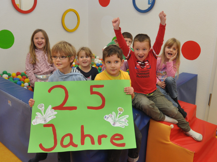 Kinder der Biber- und der Schneckengruppe des Löwenzahn feiern den 25. Geburtstag ihres Sprachheilkindergartens im Bällebad.