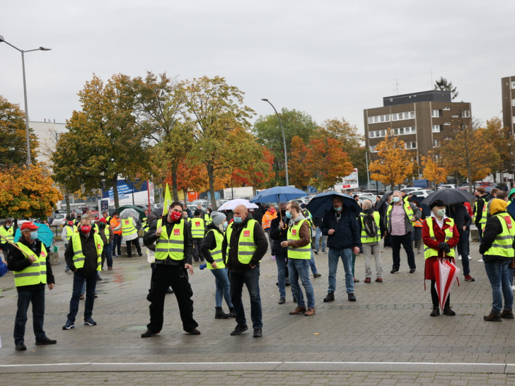 Gut 100 Menschen nahmen an der Kundgebung in Salzgitter teil.