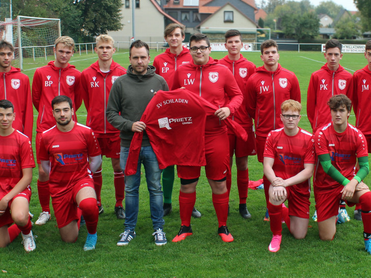 Die Jugendfußballer des SV Schladen erhielten neue Trikots.