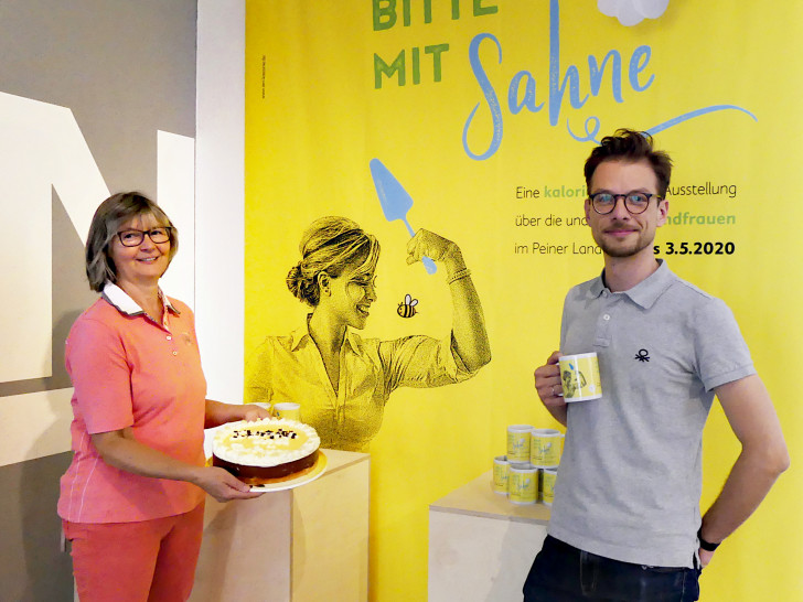 Cornelia Könneker (Landfrauen Kreis Peine) und Francisco Vogel (Kreismuseum Peine) freuen sich über die Spendenbereitschaft der Besucherinnen Besucher der Ausstellung „Aber bitte mit Sahne“