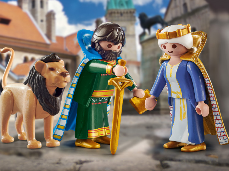 Heinrich mit seinem Löwen und Mathilde von England sind nun in einer limitierten Playmobil-Sonderedition erhältlich. Hintergrundbild: Braunschweig Stadtmarketing GmbH/Gerald Grote.