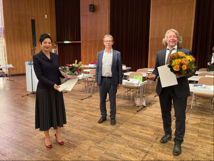 Oberbürgermeister Klaus Mohrs (Mitte) ehrte Immacolata Glosemeyer (links) und Hans-Georg Bachmann (rechts) in der Ratssitzung am 28.10. für ihr langjähriges Engagement.