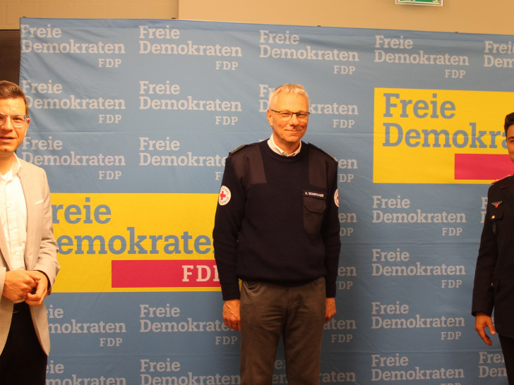 DRK-Kreisbereitschaftsleiter Heiner Schumacher (Mitte) und Kreisbrandmeister Tobias Thurau (rechts) sprachen auf Einladung von Björn Försterling beim FDP-Themenabend über die Arbeit von DRK und Feuerwehr. 