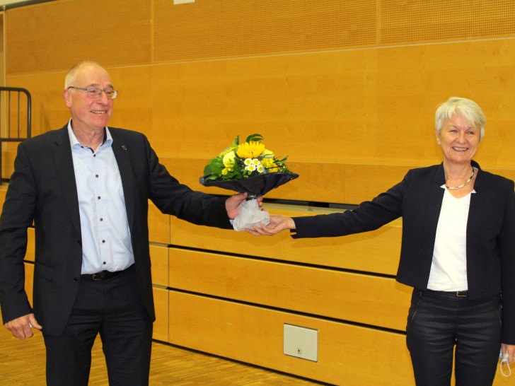 Zum Abschied gab es für Claus-Jürgen Schillmann Blumen und warme Worte von Christiana Steinbrügge.