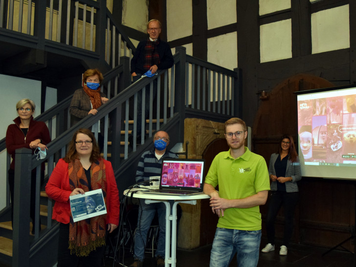 Elke Brummer vom Mönchehaus Museum (auf der Treppe von links), Annelies Tschupke und Hans Georg Ruhe von Pulse of Europe Goslar sowie Marleen Mützlaff, Fachbereichsleiterin Kultur (vorn von links), Horst Eysel von Pulse of Europe, Stadtjugendpfleger Joshua Friederichs und Nina Sturde von der Goslar Marketing GmbH wollen die Goslarer Jugend auf das europaweite Kunst- und Klimaprojekt von Kaiserringträger Olafur Eliasson aufmerksam machen.