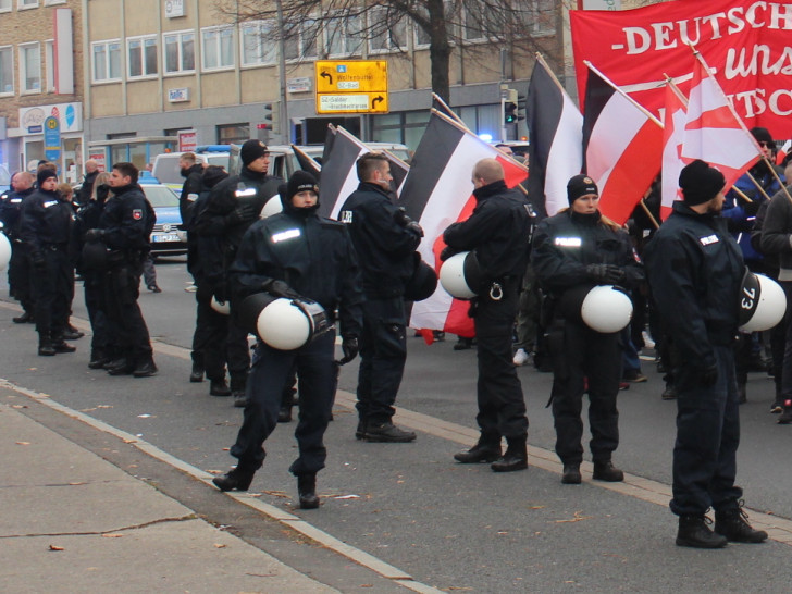 Solche Reichsflaggen wie hier auf einer NPD-Demo 2018 in Salzgitter sind auch auf der Braunschweiger Kundgebung grundsätzlich erst einmal erlaubt. Archivbild.