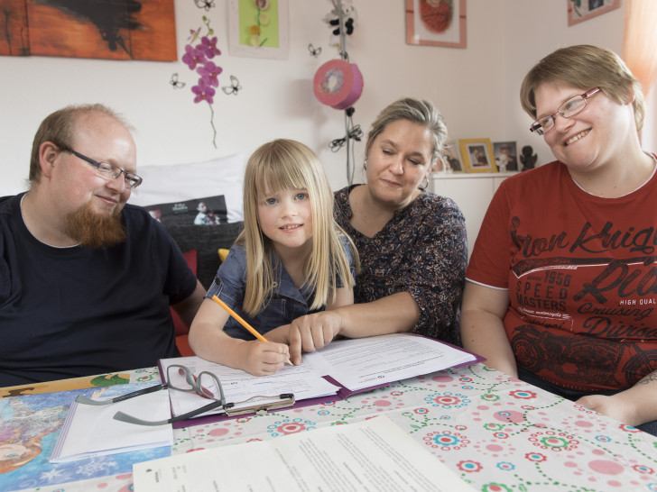  LHPB-Mitarbeiterin Kristin Kluczyk (2.v.r.) berät Katja Riesebeck, Kevin Uwe Lohse und deren Tochter Linea zu Aufgaben in der kommenden Woche.   