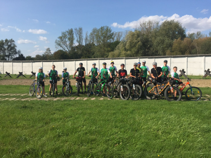 Die Schüler fahren mit ihrem Mountainbike entlang der ehemaligen Grenze.