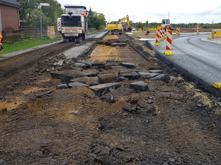 Mit Hochdruck arbeitet der Tiefbaubetrieb daran, den Kreisverkehr fertigzustellen.