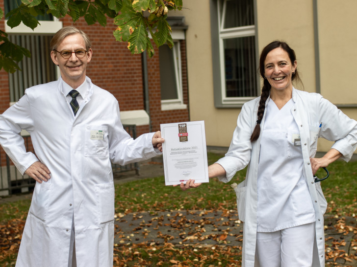 PD Dr. Matthias Görnig, Chefarzt der Geriatrie und Dr. Silvia Varotto, leitende Oberärztin der Geriatrie, bei der Übergabe der Auszeichnung zur Top-Rehaklinik in Deutschland.