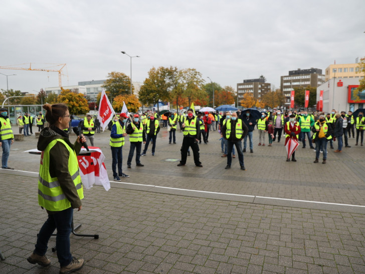 Auch ver.di hielt am heutigen Streik-Mittwoch eine Kundgebung vor dem Rathaus in Lebenstedt ab.