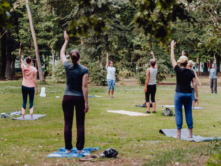 Übungsleitende Aleksandra Kopicer vom Polizeisportverein Braunschweig bei einer Pilatesstunde im Prinzenpark.