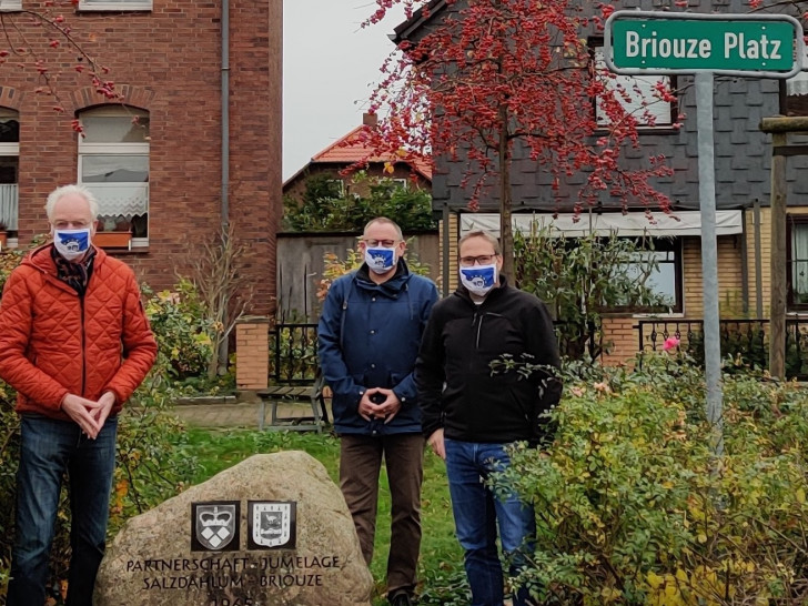 Nach der abgesagten Begegnung mit Briouze im Frühjahr setzt das Komitee in Salzdahlum ein Zeichen der Freundschaft und der Verbundenheit mit der Partnergemeinde in der Normandie. Präsident Sören Rischbieter, Vizepräsident Ingo Bautz und Präsidiumsmitglied Klaus Wittchen zeigen auf dem Briouze-Platz die von Nicole Lindner-Saul entworfenen Masken.