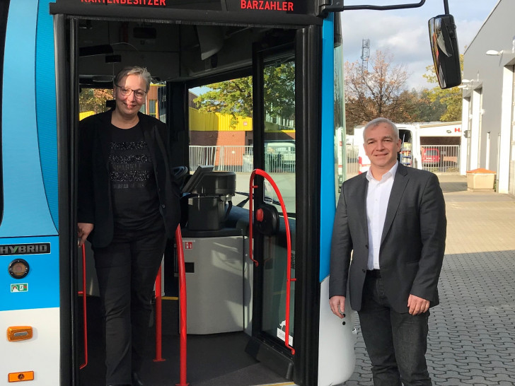 Bildungsdezernentin Iris Bothe und Timo Kaupert, Geschäftsführer der WVG, freuen sich über die zusätzlichen Busse in der Schülerbeförderung.