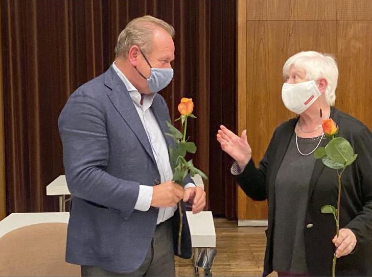 Elke Braun, Sprecherin der Grünen vom Kreisverband Wolfsburg, gratuliert dem frisch gewählten Bundestagskandidaten der Grünen Frank Bsirske.