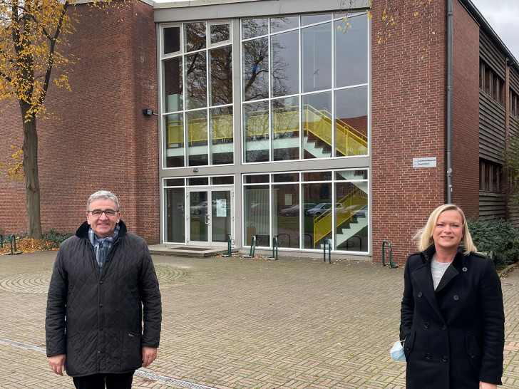 Die Landtagsabgeordnete Dunja Kreiser überbrachte Wolfenbüttels Bürgermeister Thomas Pink persönlich die gute Nachricht von der Förderung der Sanierung der Sporthalle am Landeshuter Platz.