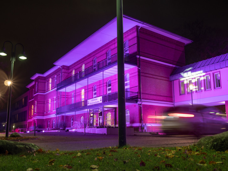 Der Standort Celler Straße wurde am Welt-Frühgeborenen-Tag für vier Stunden violett beleuchtet.