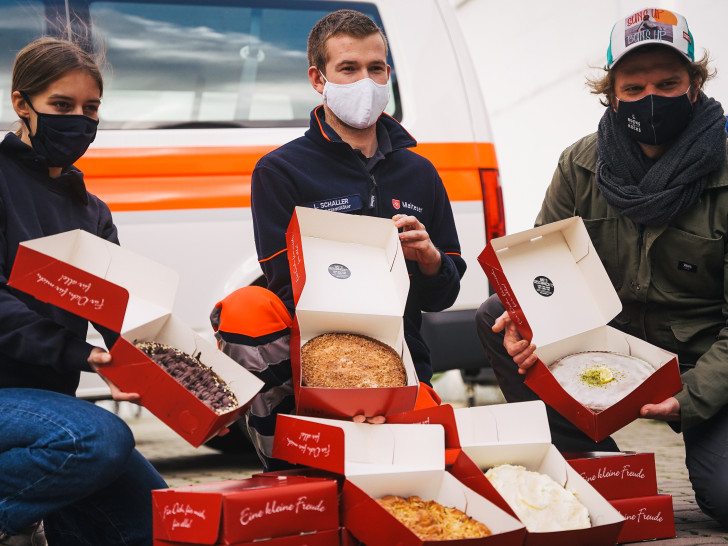 Die Malteser Braunschweig freuen sich über die Tortenlieferung. Rechts im Bild (auf dem Trio-Foto) ist Initiativen-Vorsitzender Fabian Haars.