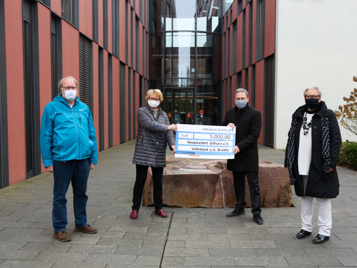 Thomas Fast (2.v.r.), Leiter der Direktion Gifhorn, übergibt den symbolischen Spendenscheck an die Vorstandsvorsitzende des Hospizvereins, Ingrid Pahlmann (2.v.l.), im Beisein der Vorstandsmitglieder Pastor Georg Julius und Dagmar Borkowski.