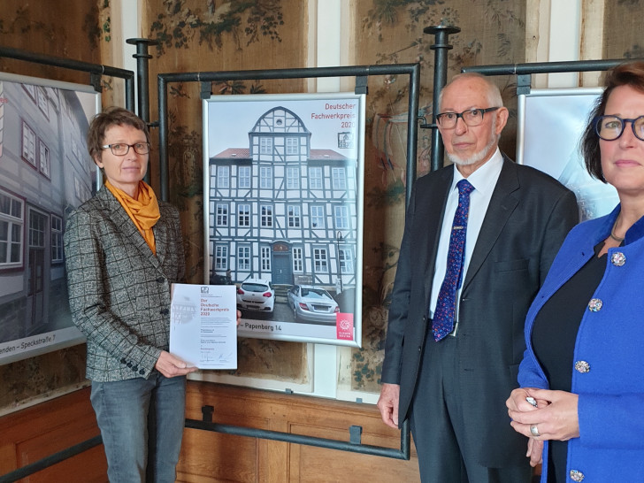 Von links nach rechts: Helmstedts Denkmalpflegerin Doris Noll, Prof. Manfred Gerner und die Geschäftsführerin der Arbeitsgemeinschaft Maren Sommer-Frohms bei der Übergabe des Sonderpreises für das Haus Papenberg 14. 