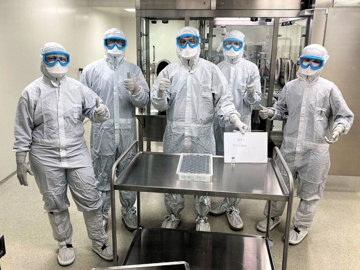 Mitarbeiter des Fraunhofer ITEM haben die Abfüllung der ersten größeren GMP- Herstellungskampagne des COVID-19 Gegenmittels COR-101 beendet, hergestellt mit einer innovativen Zellpool-Technologie, die eine wesentlich schnellere Produktion ermöglichte.