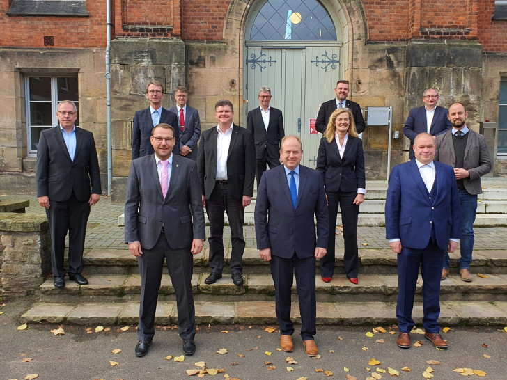 Am Tage der Vertragsunterzeichnung hinten v. l. n. r.: Christian Seidenkranz, Rüdiger Fricke, Andreas Busch, Jan Fricke; Mitte v. l. n. r.: Matthias Lorenz, Martin Hartmann, Alexander Hoppe, Elisabeth Heister- Neumann, Malte Schneider; vorne v. l. n. r.: Gero Janze, Gerhard Radeck, Wittich Schobert
