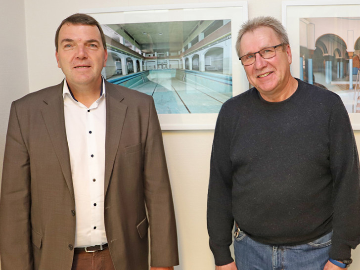 Klinikum-Geschäftsführer Axel Burghardt und Hubertus Mahnkopf bei der Eröffnung der Ausstellung im vergangenen Jahr.   