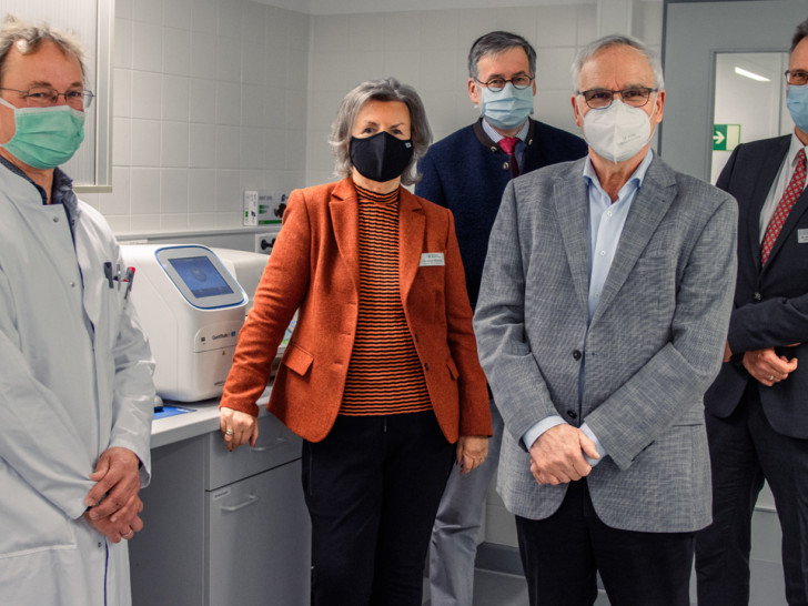 Dr. Horst Hannig (Leiter der Zentralen Einrichtung für Molekulare Diagnostik), Christine Wolnik (Erste Vorsitzende des Fördervereins), PD Dr. Heiko Franz (Chefarzt der Frauenheilkunde & Geburtshilfe), Helmut Reise (stellv. Vorsitzender des Fördervereins), Dr. Ansgar Dellmann (Chefarzt des Instituts für Pathologie) vor dem neu angeschafften Testgerät (v. li.).