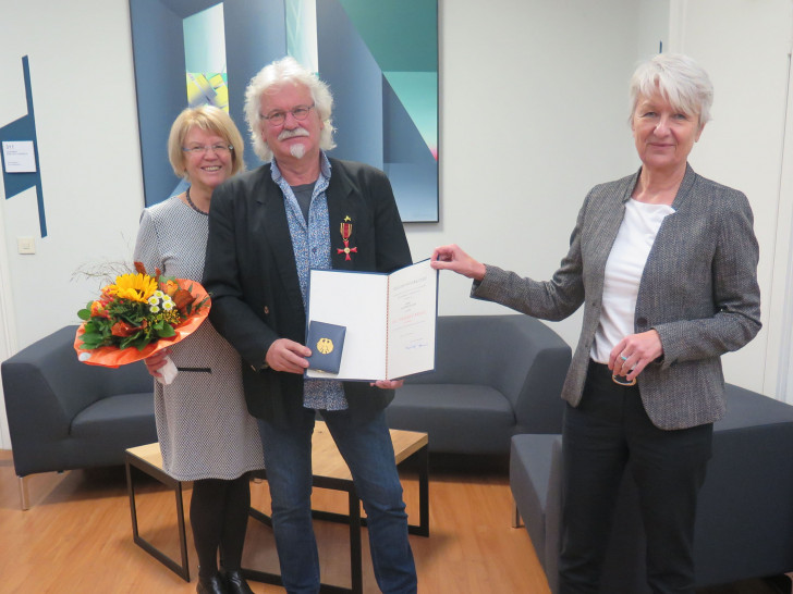 (v.l.n.r.) Gudrun Kramer-Grodd, Manfred Kramer und Landrätin Christiana Steinbrügge bei der Überreichung des Bundesverdienstkreuzes. 