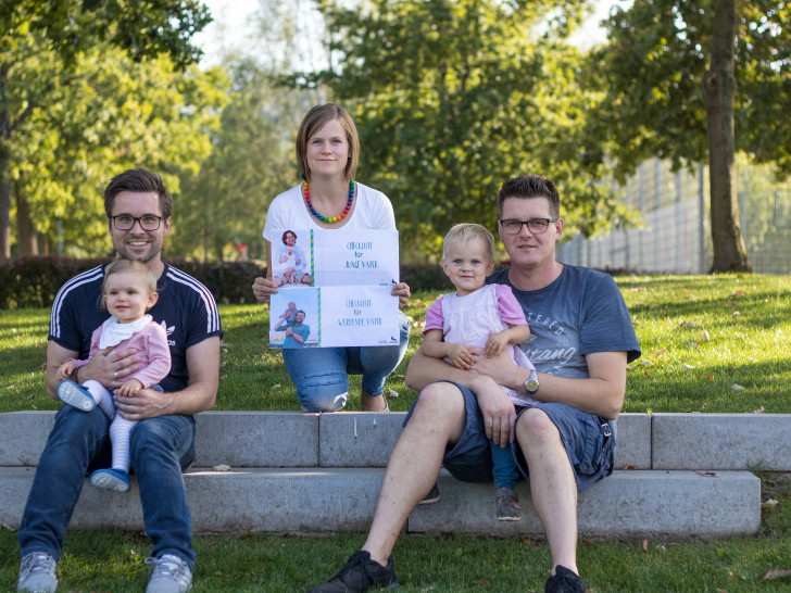 Von links: Markus Mende (Interkulturelles Väterbüro) mit Tochter Zoe, Birte Neitzel (Netzwerkkoordination Frühe Hilfen) und Martin Neitzel mit Tochter Lenja präsentieren die neuen Checklisten für werdende und junge Väter. 