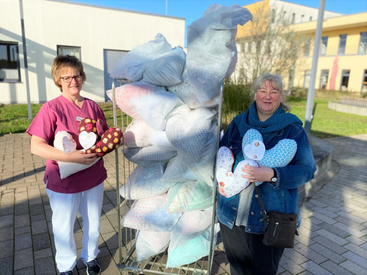 Breast Care Nurse Gudrun Riese freut sich über 200 neue Herzkissen. 