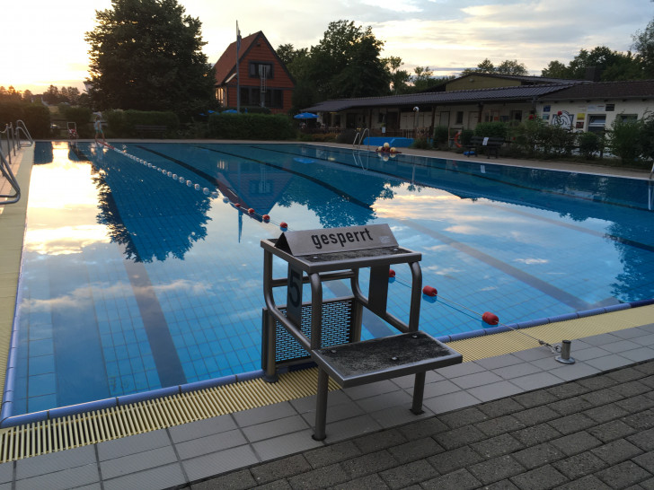 Das Freibad Dettum wird winterfest gemacht.