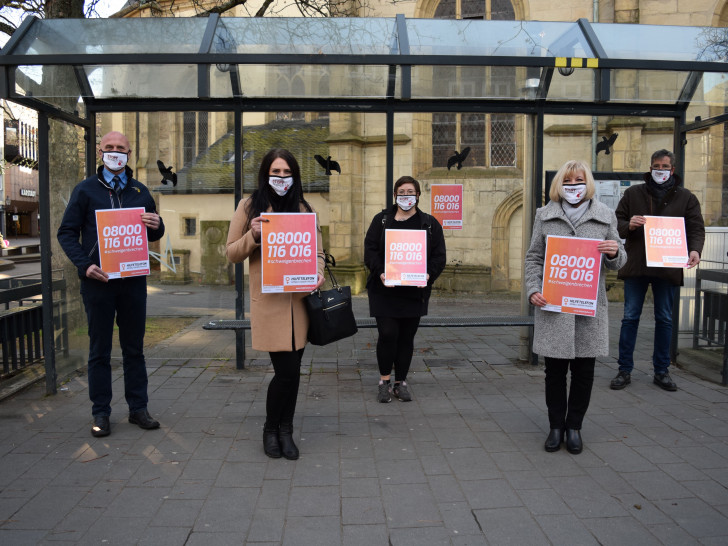 Von links: Andreas Rademacher (Verkehrsmeister Stadtbus Goslar GmbH), Viktoria Dewald (Frauenhaus Goslar), Larissa Kosinski (BISS), Vera Tietz (Gleichstellungsbeauftragte (Stadt Goslar und Oberbürgermeister Dr. Oliver Junk präsentieren die Plakate mit der Hilfetelefonnummer.