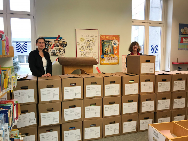 Fleißig am Packen: Büchereileiterin Daniela Spötter (r.) und Barbara Cappelmann.