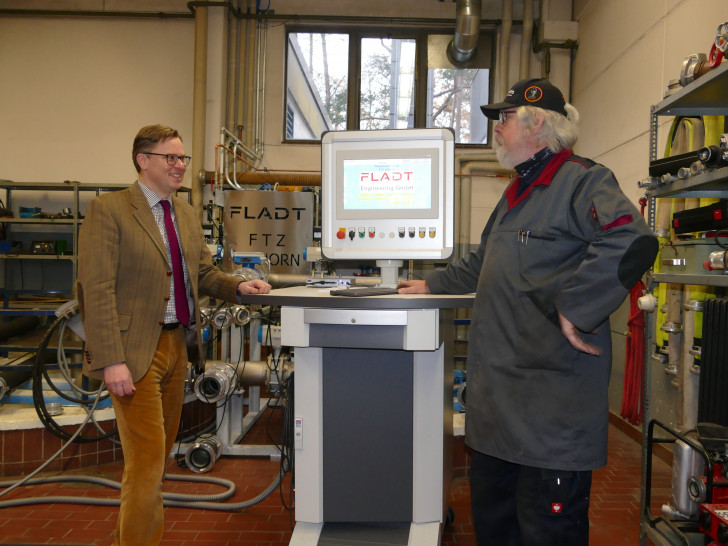 Bernd Hauer, Gerätewart in der Feuerwehrtechnischen Zentrale in Gifhorn, erklärte Landrat Dr. Andreas Ebel die neue Technik des Pumpenprüfstandes.