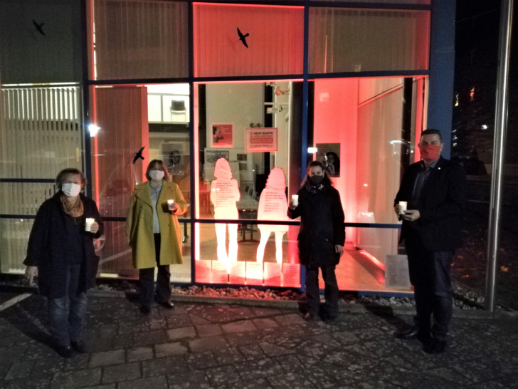 Edelgard Hahn, Diana Siedentopf, Julia Carluccio und Andreas Busch eröffneten die Installation zum Thema „Wir brechen das Schweigen“.