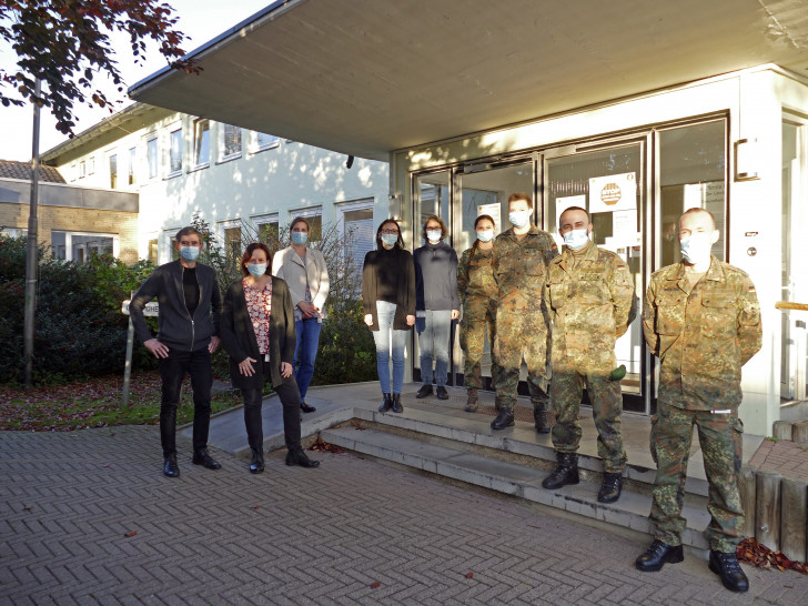 Dr. Agnieszka Opiela, Leiterin des Gesundheitsamtes Peine (Vierte von links), mit Mitarbeiterinnen und Mitarbeitern sowie den vier abgeordneten Soldaten der Bundeswehr. 