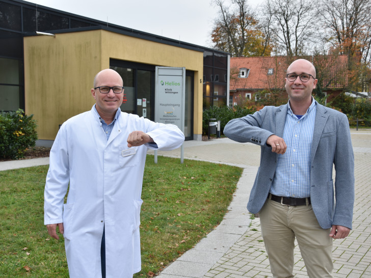 Hannes Winterhoff (r.), Kaufmännischer Standortleiter der Helios Klinik Wittingen, begrüßt Carlos Benejam Sydow als neuen Chefarzt für Kardiologie.