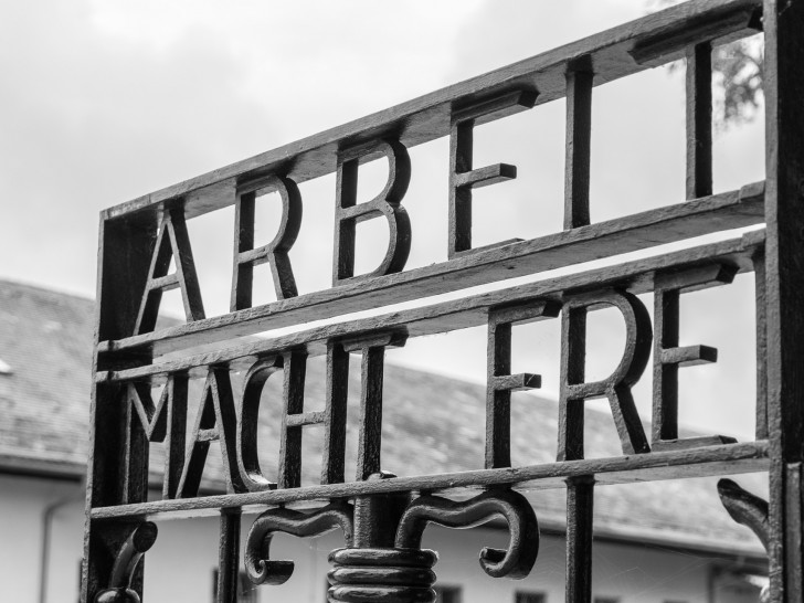 Das Eingangstor des KZ Dachau. Der Schriftzug wurde abgewandelt und im Rahmen eines politischen Beitrags verwendet.
