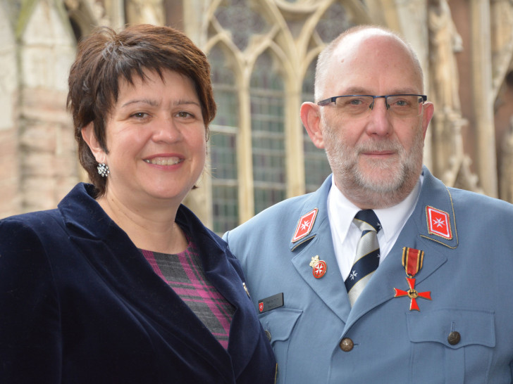 Frisch mit dem Bundesverdienstkreuz ausgezeichnet: Frank Stautmeister mit seiner Frau Katja auf dem Balkon des Altstadtrathauses in Braunschweig.