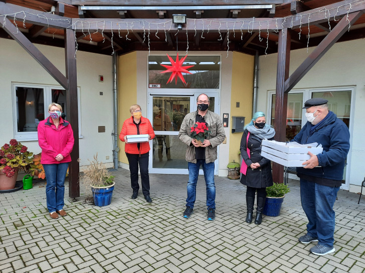 Mit einer Kuchenspende sollte den Senioren und Mitarbeitern eine Freude bereitet werden.