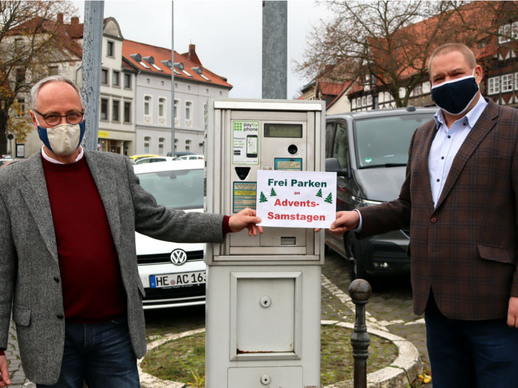 Erster Stadtrat Henning Konrad Otto und Bürgermeister Wittich Schobert machen auf das freie Parken an den Adventssamstagen aufmerksam.     