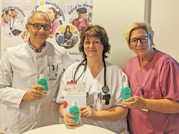 Im vergangenen Jahr standen Chefarzt Prof. Dr. Kinan Rifai, Oberärztin Jennifer Schlien und Hygienefachkraft Iris Frenkel beim Aktionstag im Rahmen des „Antibiotic-Awareness-Days“ Rede und Antwort. (Archivbild) 