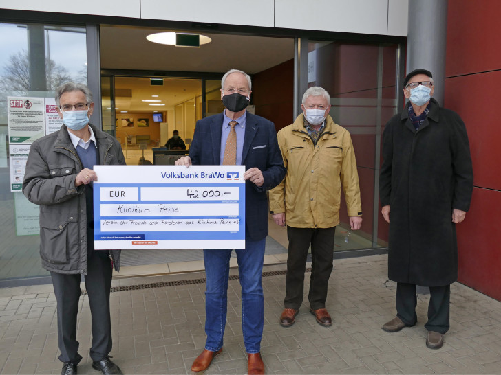 Fördervereins-Vorsitzender Adolf Stöhr (von links) überreichte Klinik-Geschäftsführer Wolfgang Jitschin gemeinsam mit Dr. Peter Schroer und Hans-Hinrich Munzel den Spendenscheck.