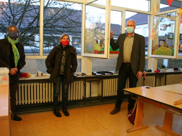 Der Destedter Schulleiter Ulrich Kleinfeldt (rechts) zeigt Dr. Diethelm Krause-Hotopp und Ulrike Siemens von den Cremlinger Grünen die Lüftungsmöglichkeiten in einem Klassenraum.
