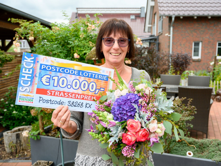 Ingrid freut sich über ihre 10.000 Euro.
