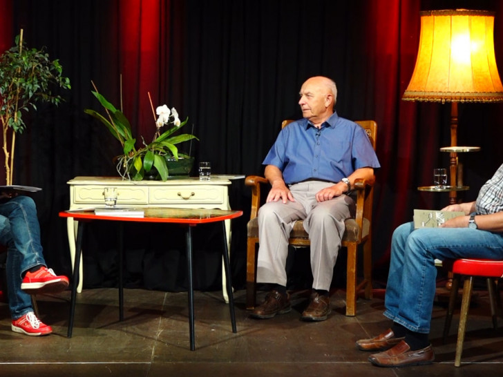  Foto: Aneka Viering (links) im Gespräch mit Autor Helmut Rabsch (Mitte) und Reinhard Försterling